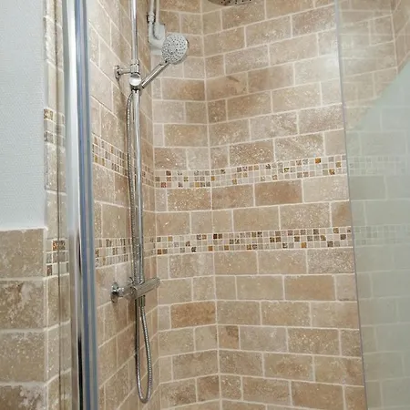 La Petite Charnasserie Oda ve Kahvaltı 3*